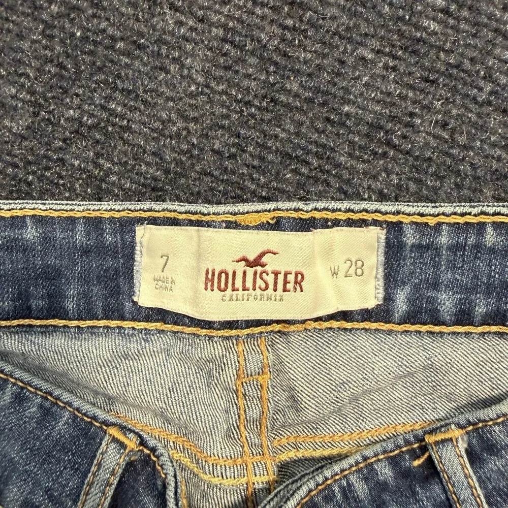 Hollister Capri Jeans Womens 7 Medium Wash Blue Distressed Cuffed Stretch Denim